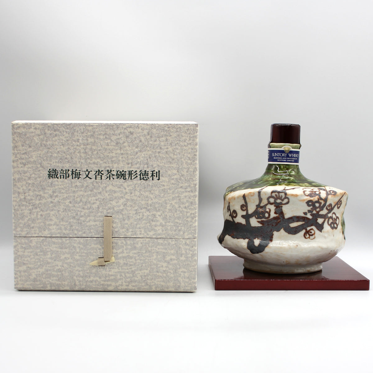 サントリー スペシャルボトルコレクション 特製ウイスキー 織部梅文沓茶碗形徳利 1998 美濃焼 織部焼 陶器ボトル 43% 600ml 箱付き