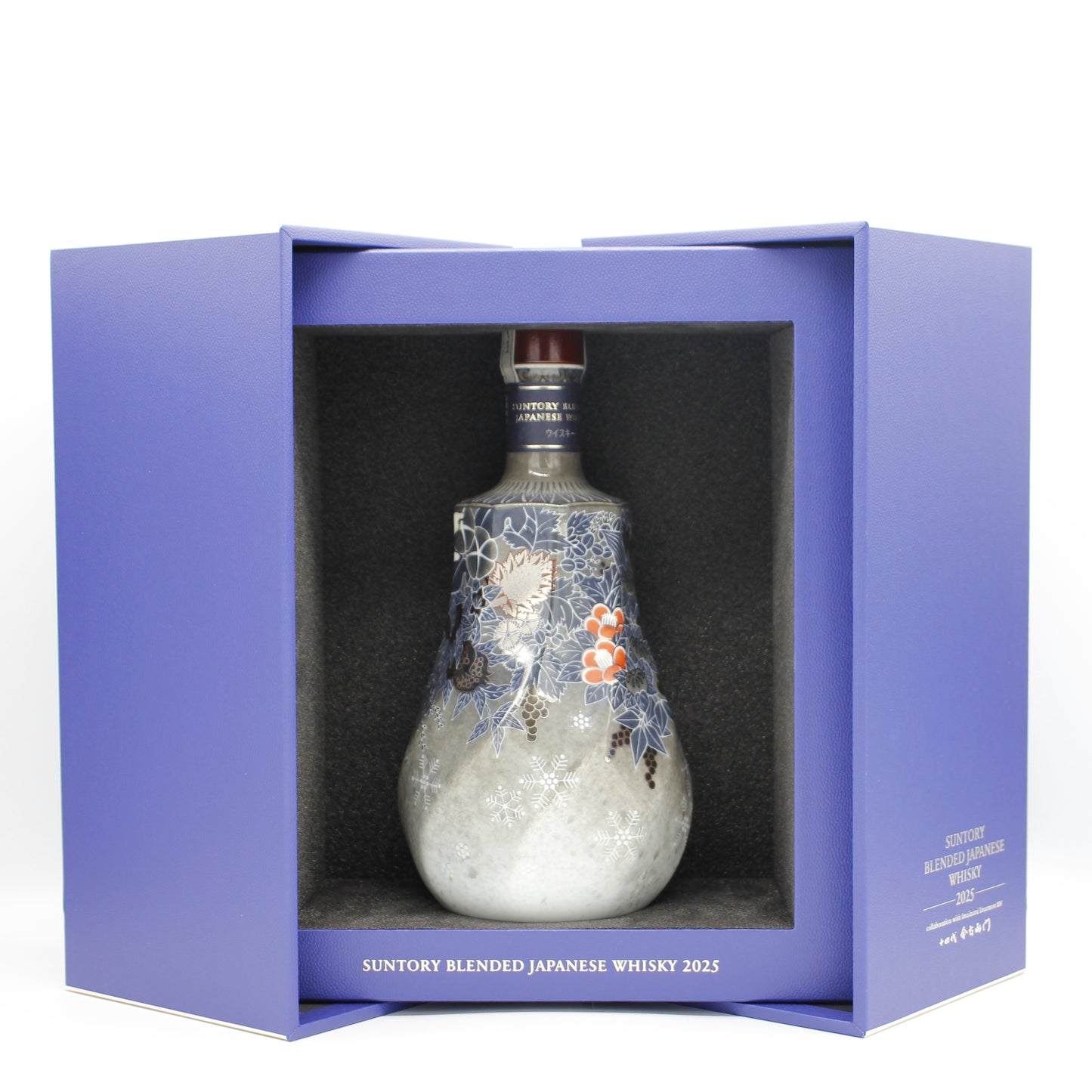 サントリー ブレンデッドジャパニーズウイスキー 2025〈色絵雪花薄墨墨はじき四季花文洋酒瓶〉 十四代今泉今右衛門作 43% 700ml 箱付き