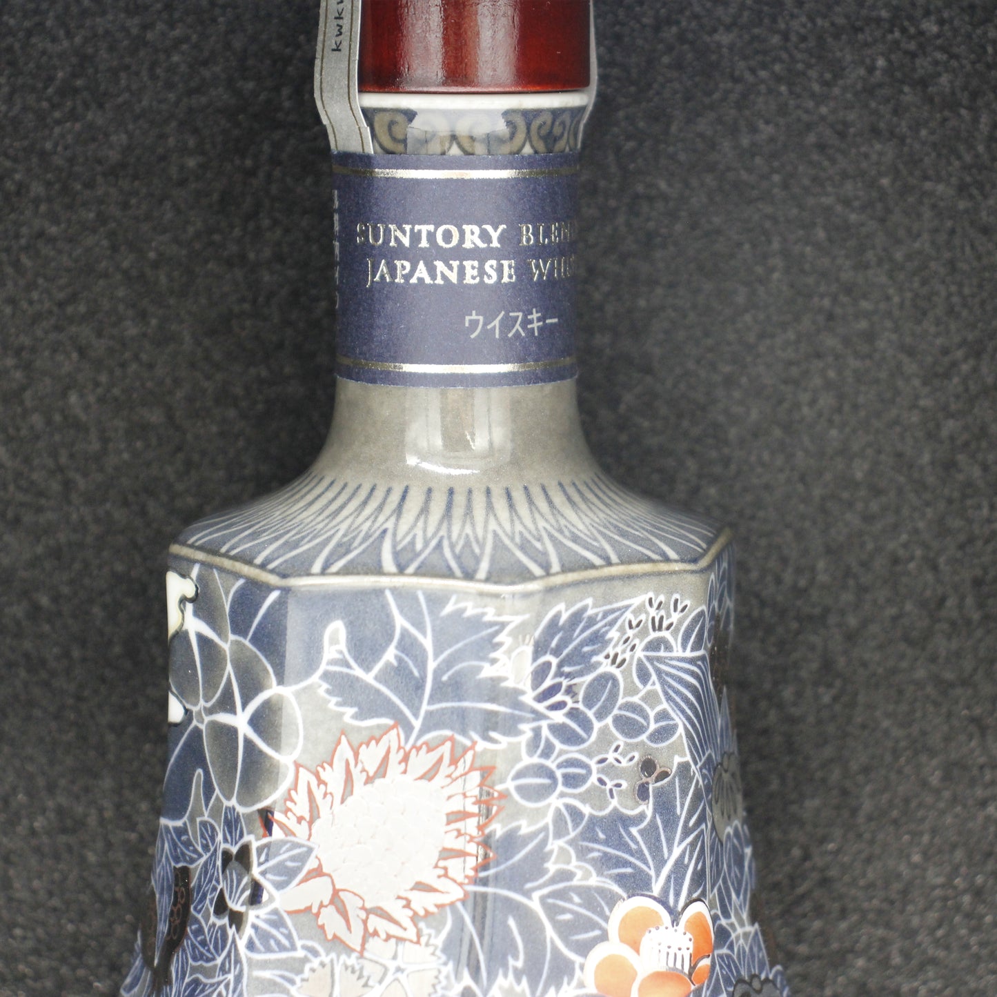 サントリー ブレンデッドジャパニーズウイスキー 2025〈色絵雪花薄墨墨はじき四季花文洋酒瓶〉 十四代今泉今右衛門作 43% 700ml 箱付き