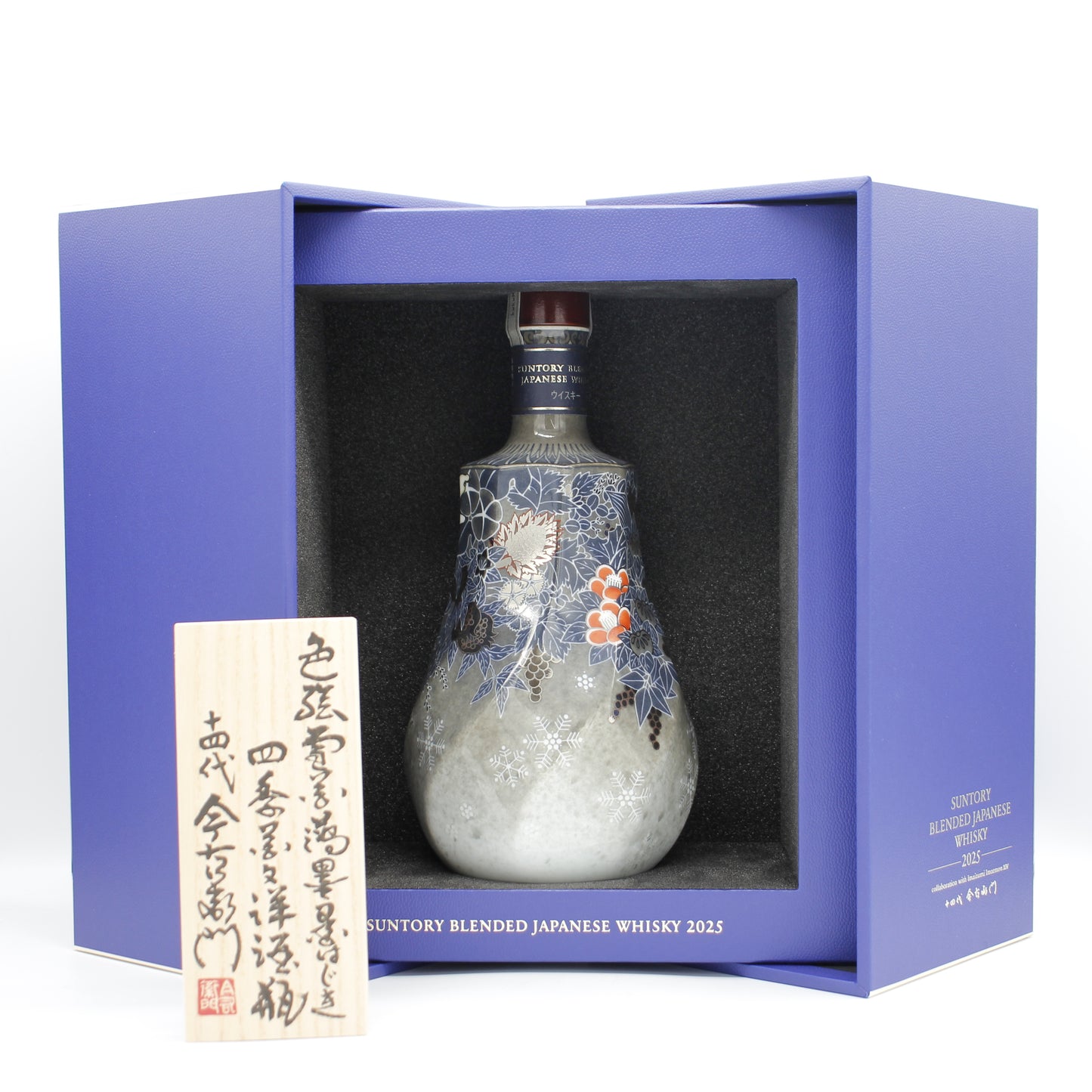 サントリー ブレンデッドジャパニーズウイスキー 2025〈色絵雪花薄墨墨はじき四季花文洋酒瓶〉 十四代今泉今右衛門作 43% 700ml 箱付き